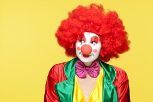 「笑わせている」と「笑われている」の違い